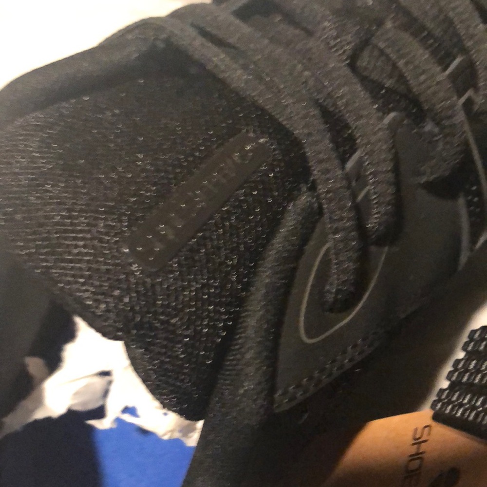 Black tennis shoes - Picture 10 of 10